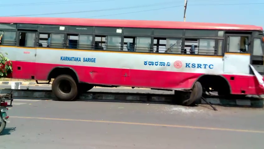 ಪಾವಗಡದಲ್ಲಿ KSRTC ಬಸ್ ಡಿವೈಡರ್ ಗೆ ಡಿಕ್ಕಿ