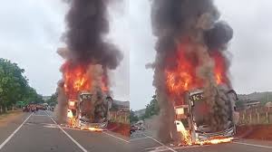 ಸಾರಿಗೆ ಬಸ್‌ಗೆ ಬೆಂಕಿ: 17 ಪ್ರಯಾಣಿಕರು ಪಾರು
