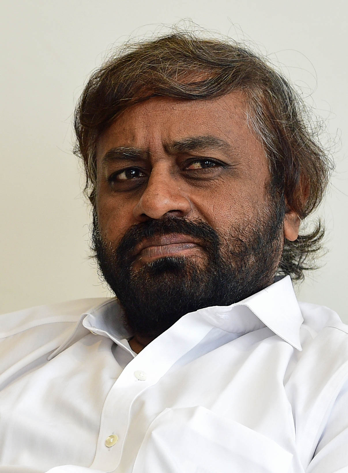 ಮಣ್ಣುಹೊತ್ತ ಸಚಿವ ಖಂಡ್ರೆ!