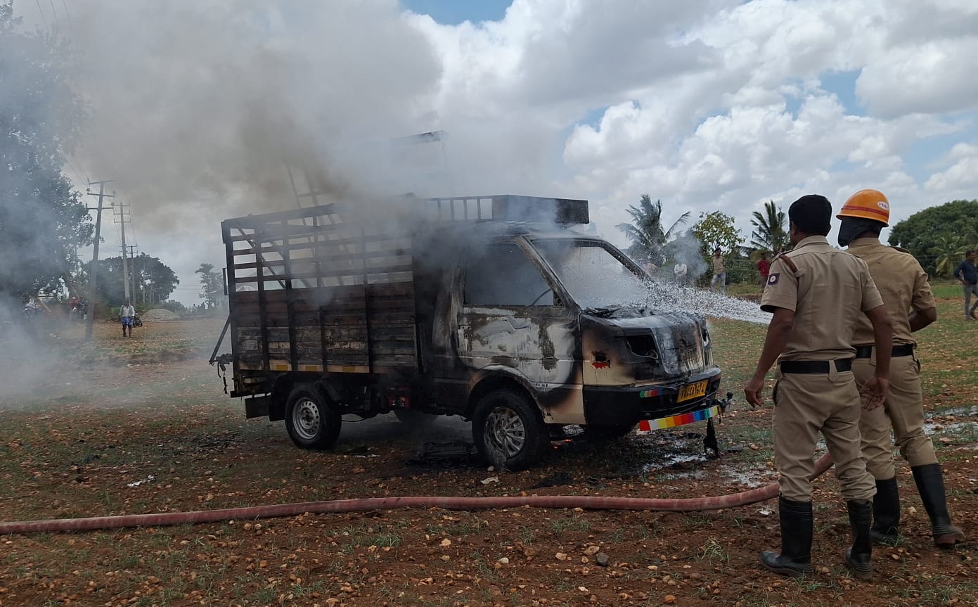 ಬಿಸಿಲಿನ ತಾಪಕ್ಕೆ ಬ್ಯಾಟರಿಗಳ ಸ್ಫೋಟ: ಹೊತ್ತಿ ಉರಿದ ವಾಹನ